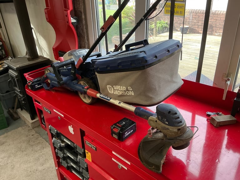 Spear & Jackson Cordless lawnmower and strimmer 24v
