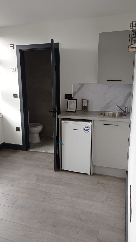 Fully Self contained studio in Hackney. Uncapped tenant only. in