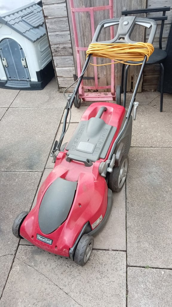Large, mountfied electric lawn mower with grass box