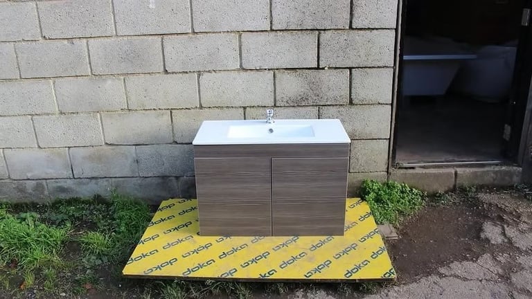 New Wall Hung Vanity Unit Inc Ceramic Sink, Mixer Tap & Waste