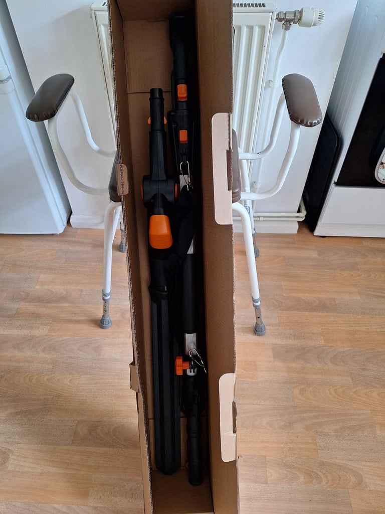 20v WORX extendable hedge trimmer 