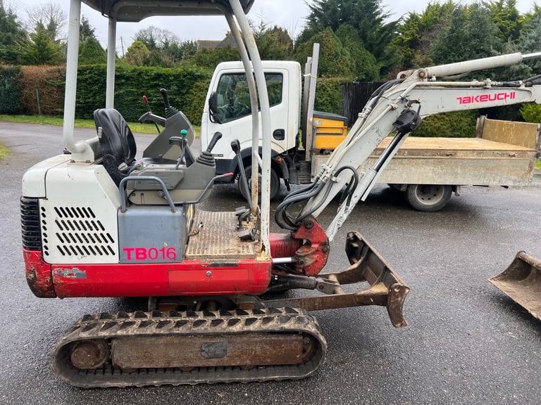 Takeuchi TB 016 digger with trailer and breaker