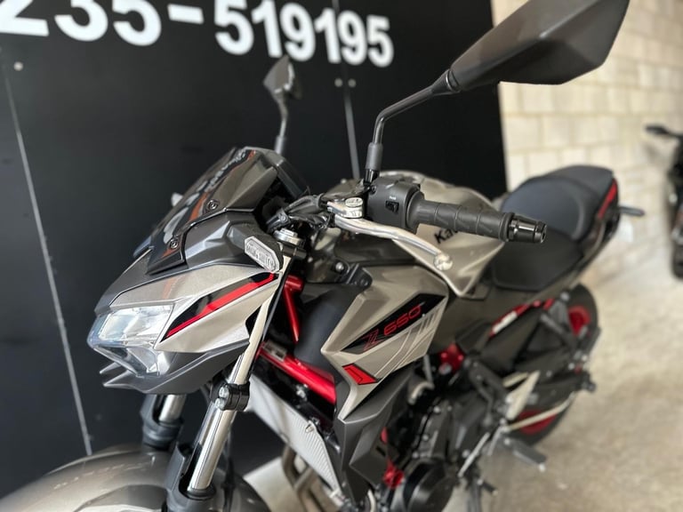 STUNNING LOW MILEAGE 2023/23 KAWASAKI Z650 MOTORCYCLE 
