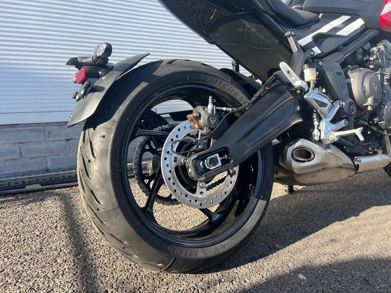 2025 Triumph Trident 660 PREMIUM TWIN COLOUR Petrol black 6 Speed