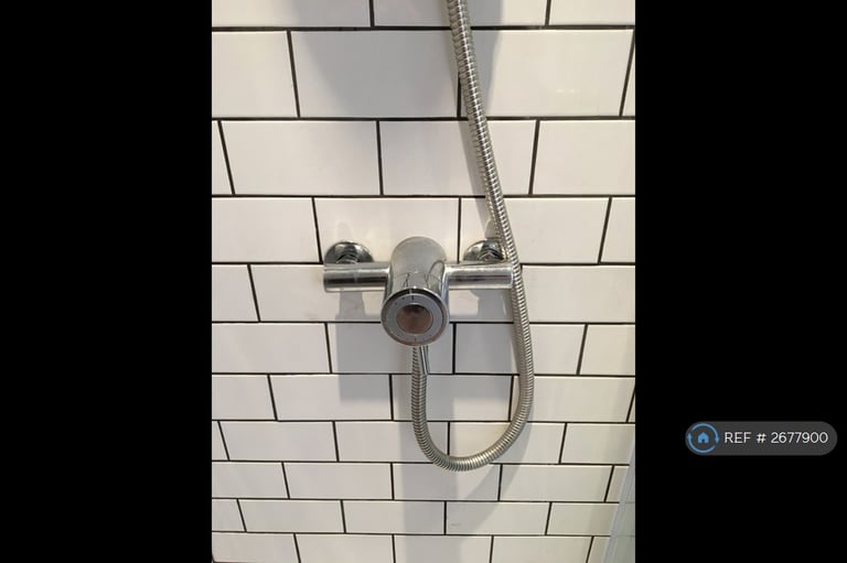 1 bedroom flat in Whitworth Road, London, SE25 (1 bed) (#2677900)