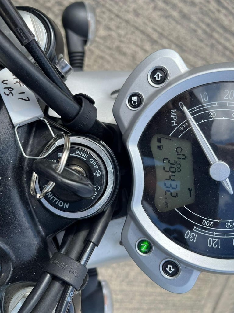 2017 17 TRIUMPH BONNEVILLE STREET TWIN 900 SILVER RETRO NAKED HPI CLEAR