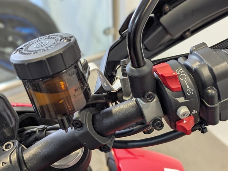 DUCATI HYPERMOTARD 950 2021 - 1 OWNER - FSH - OIL AND RAD GUARD - GENUINE BIKE