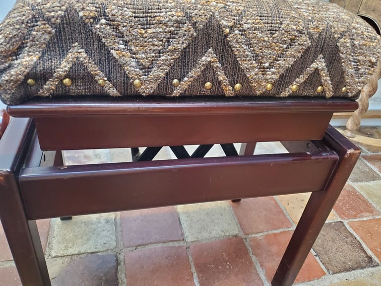 Piano stool, adjustable height