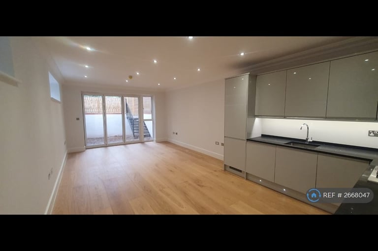 3 bedroom flat in Chatsworth Road, London, NW2 (3 bed) (#2668047)