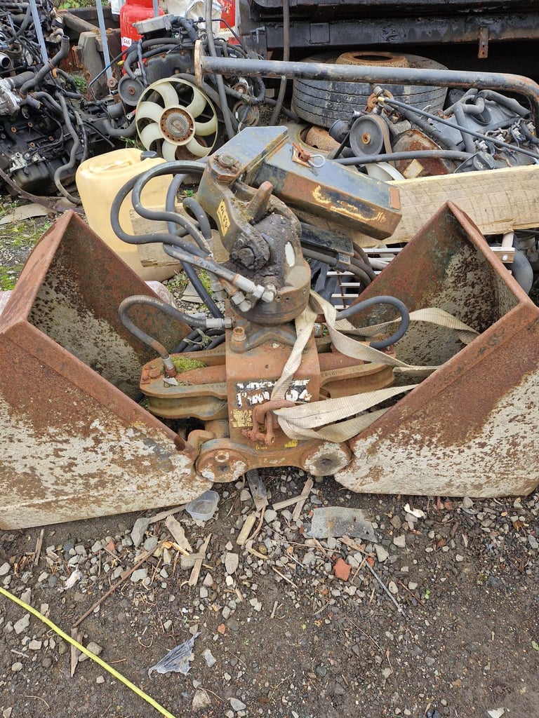 Atlas crane and clamp shell