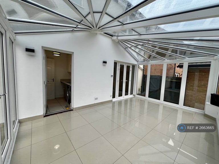 4 bedroom house in Collins Drive, Reading, RG6 (4 bed) (#2663665)