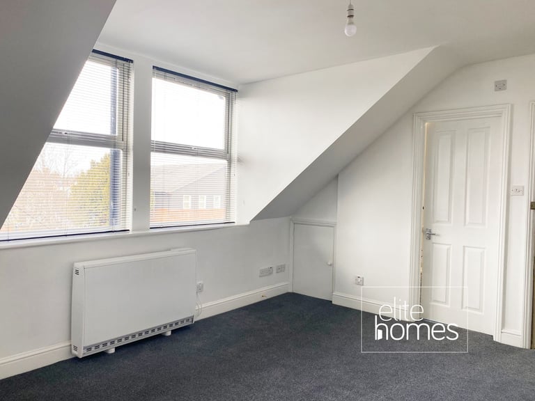 Newly decorated large Top floor Studio Flat in Wood Green, N22.