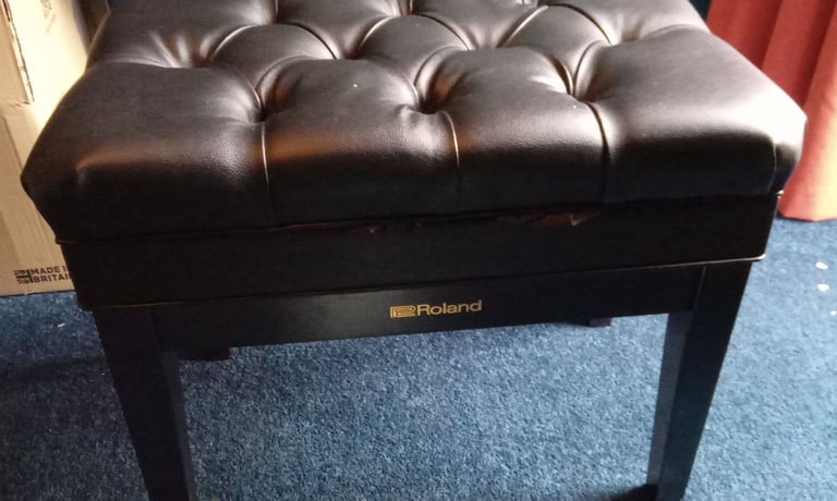 ROLAND KR-100 & ROLAND PIANO STOOL 