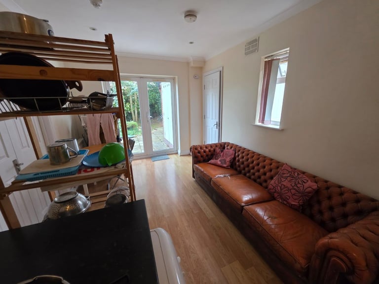 DOUBLE ROOM+ PRIVATE EN-SUITE SHOWER ROOM AVAILABLE - 7 Minutes walk to the BARNET HOSPITAL 