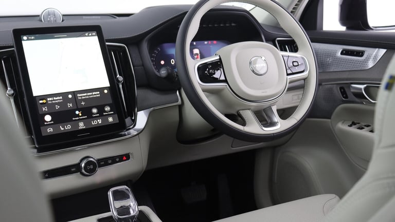 2025 Volvo XC90 T8 PHEV AWD Ultra, Dark, 7 Seats (Sunroof, Pilot Assist, Bowers &amp; Wilkins) ES...