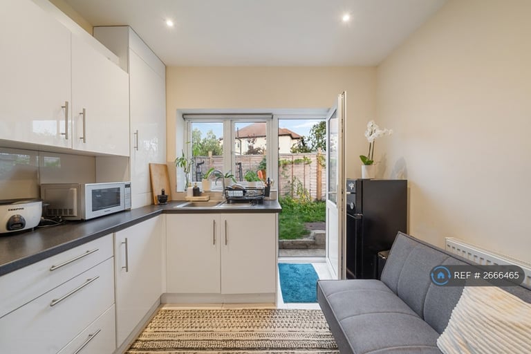 1 bedroom flat in Beckenham Hill Road, London, SE6 (1 bed) (#2666465)