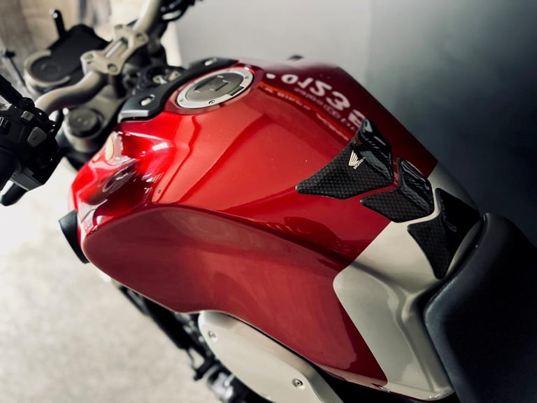STUNNING 2019/19 HONDA CB1000R MOTORCYCLE 