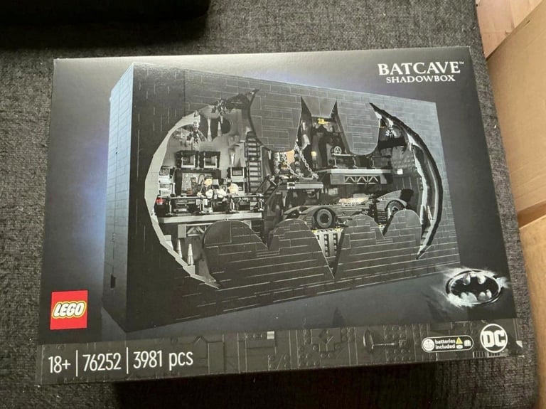 LEGO 76252 Batcave - Shadowbox