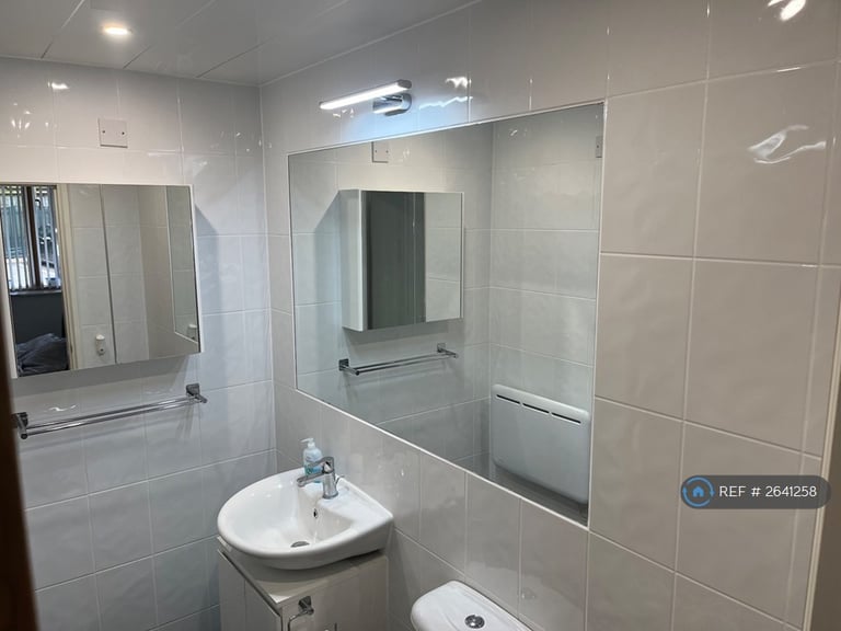 2 bedroom flat in Warwickgate House, Old Trafford, Manchester, M16 (2 bed) (#2641258)