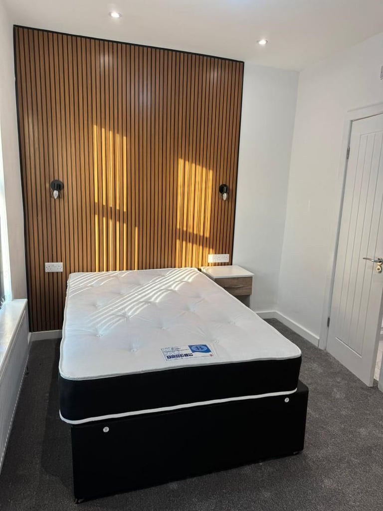 SPACIOUS 6 BEDROOM HOUSE - END TERRACE