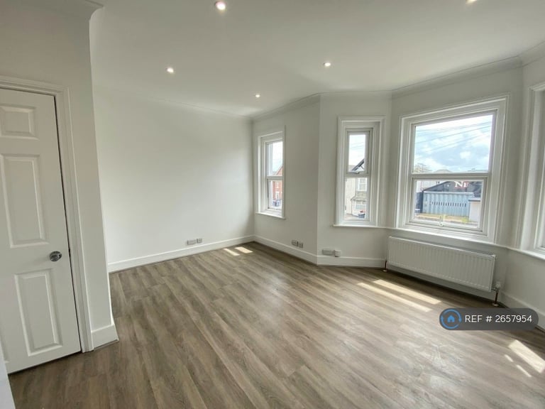 2 bedroom flat in Stewart Road, Bournemouth, BH8 (2 bed) (#2657954)
