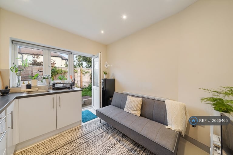 1 bedroom flat in Beckenham Hill Road, London, SE6 (1 bed) (#2666465)