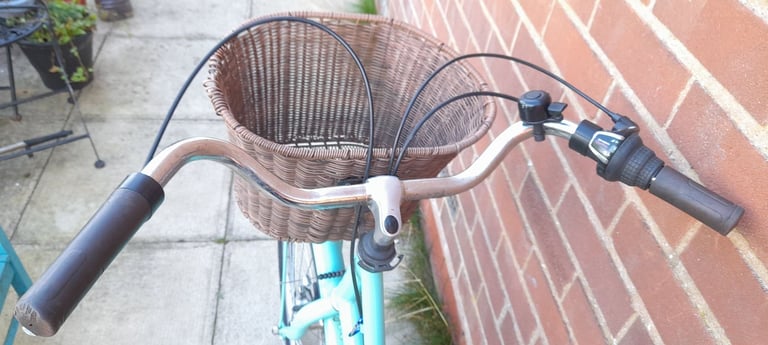 Women's commuter bike/ shopping bike