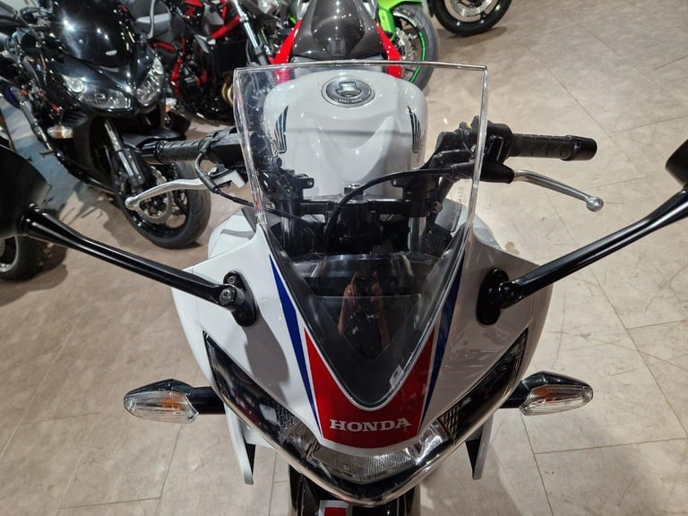 HONDA CBR 125 IN WHITE AND RED