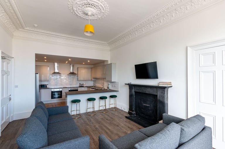 FLAT SHARE: Double room available in large HMO flat in Blackford – available soon!