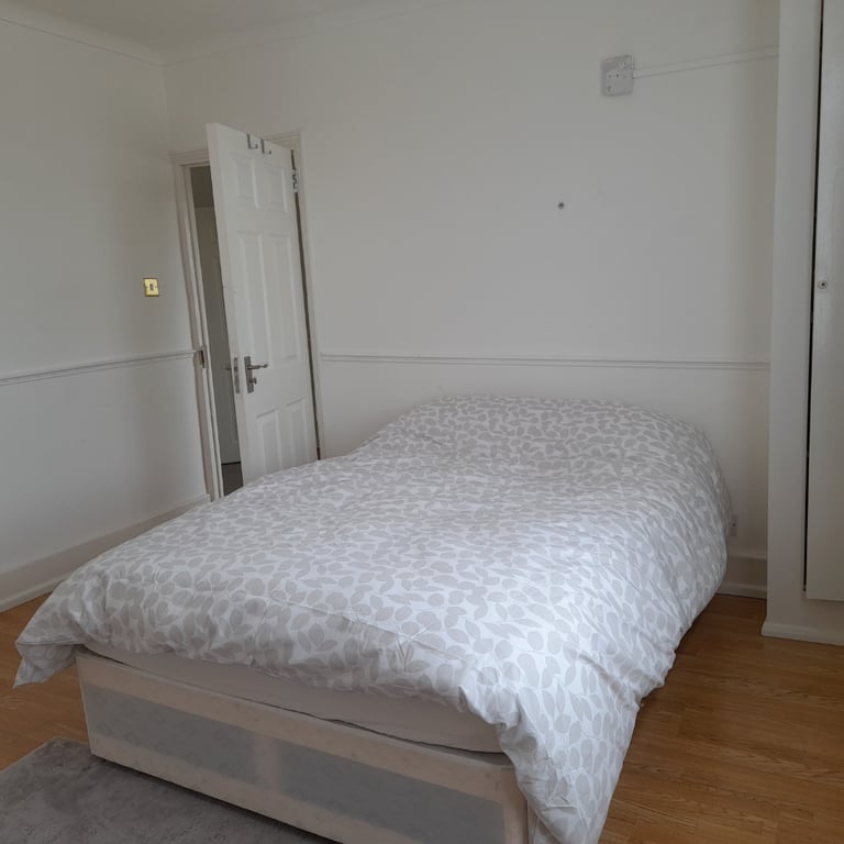 Large size double bed room to rent
