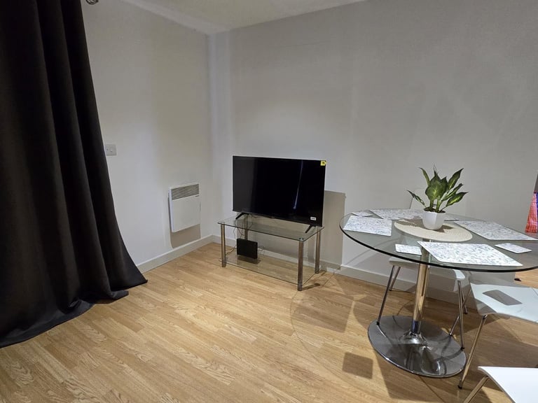 2 bed flat near Bow station 