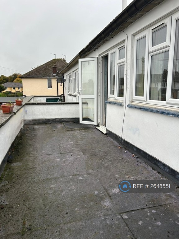 2 bedroom flat in Greenway Parade, Chesham, HP5 (2 bed) (#2648551)