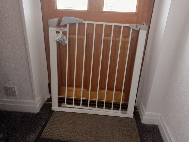 image for CHILD/DOG SAFETY GATE  opener pressure fit