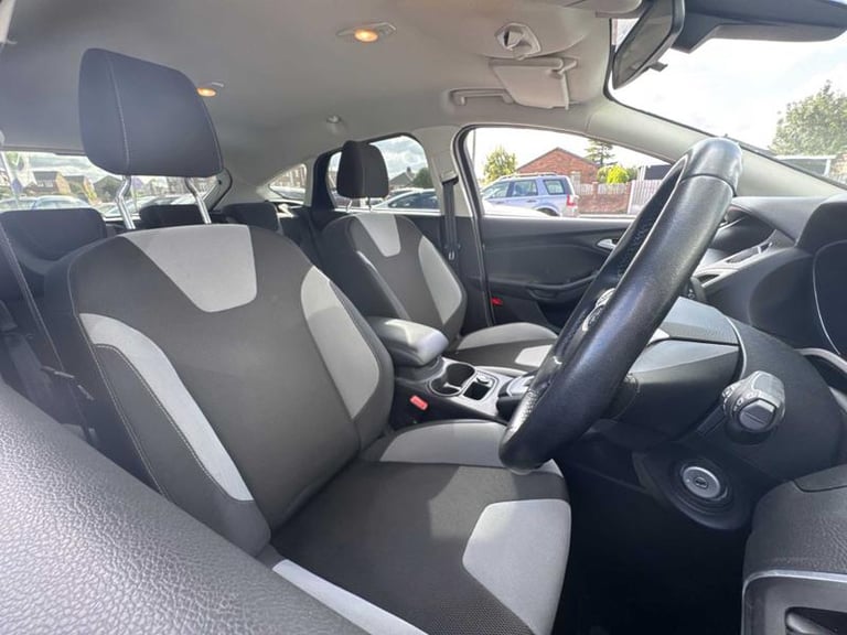 2014 Ford Focus 1.6 125 Zetec Navigator 5dr Powershift HATCHBACK PETROL Automatic