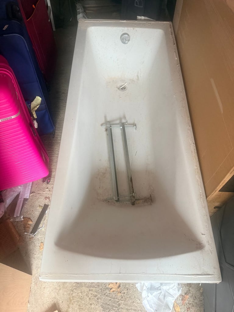 Modern acrylic bathtub and matching glass shower screen