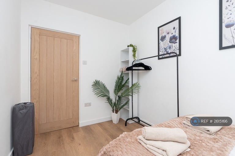 3 bedroom flat in London Road, Portsmouth, PO2 (3 bed) (#2615166)