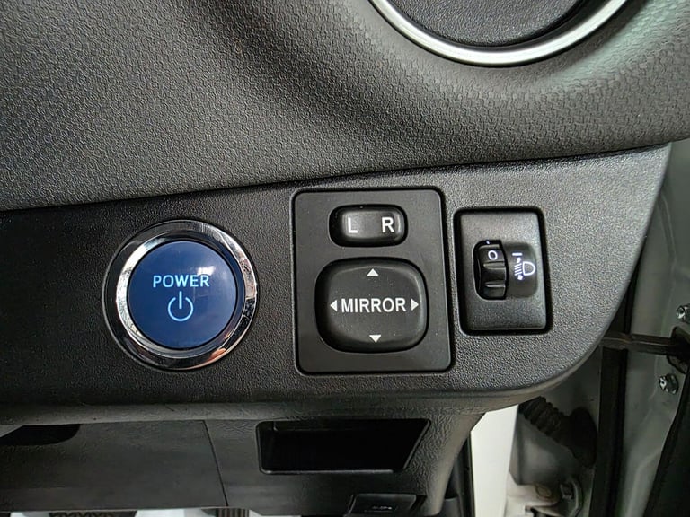 2015 Toyota Yaris 1.5 VVT-h Sport E-CVT Euro 6 5dr HATCHBACK Petrol/Electric Hybrid Automatic