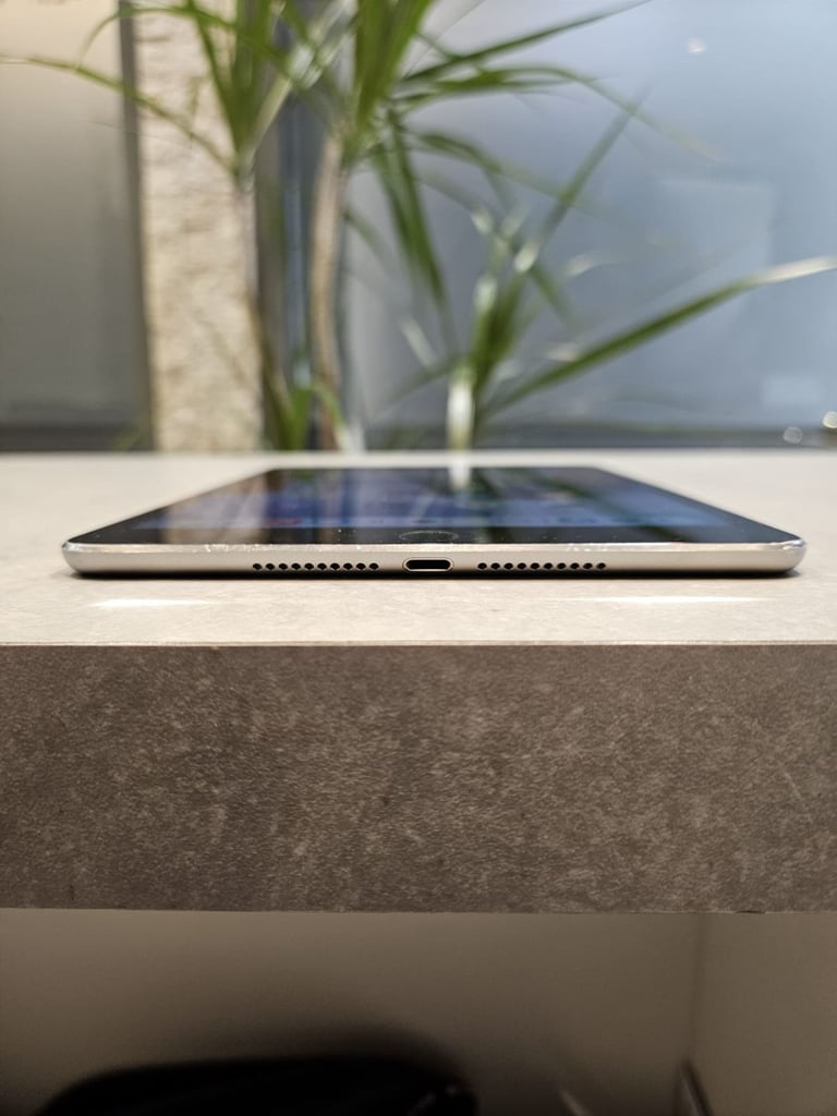 iPad mini 4 , very good condition