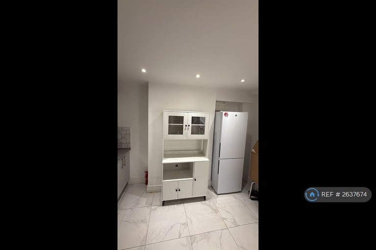 Studio flat in College Road, Cheshunt, Waltham Cross, EN8 (#2637674)