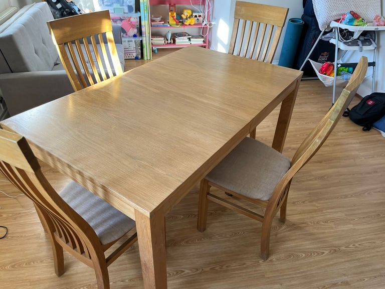 Excellent condition! Extending oak kitchen table PLUS 6 chairs