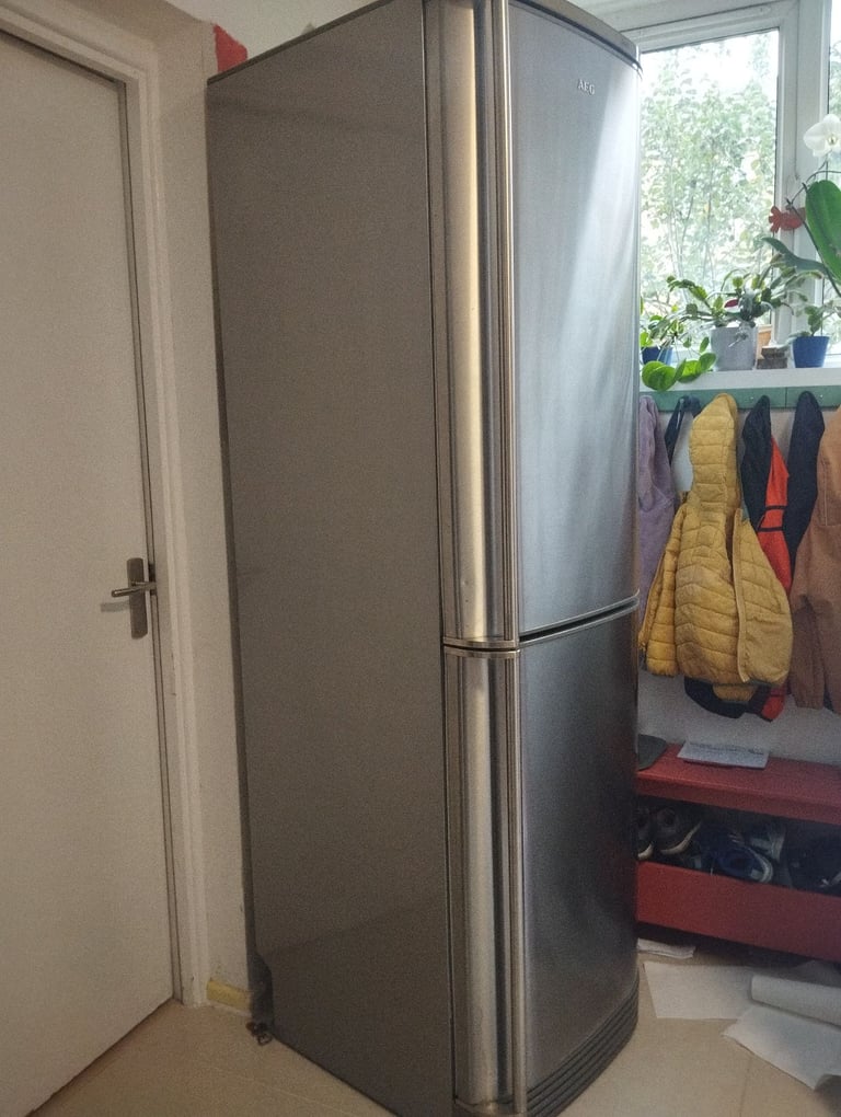 AEG S75388KG Freestanding Frost Free Fridge Freezer