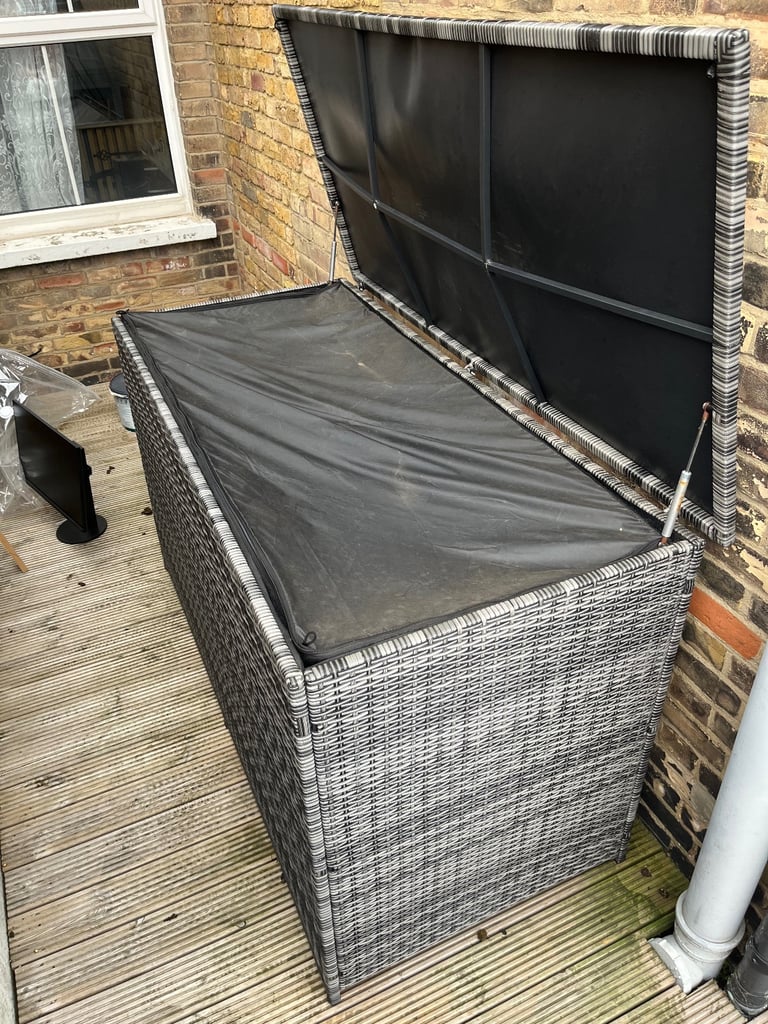 Rattan cushion box