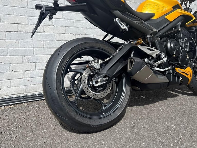 2025 Triumph Street Triple 765 RS PREMIUM COLOUR Petrol yellow 6 Speed