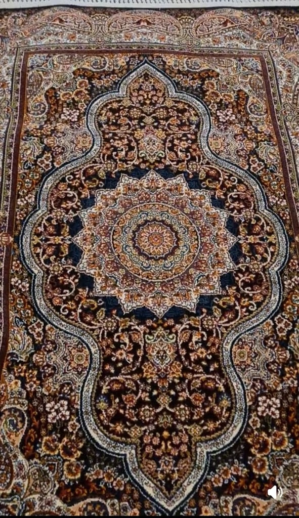 image for Traditional heavy rug new condition 