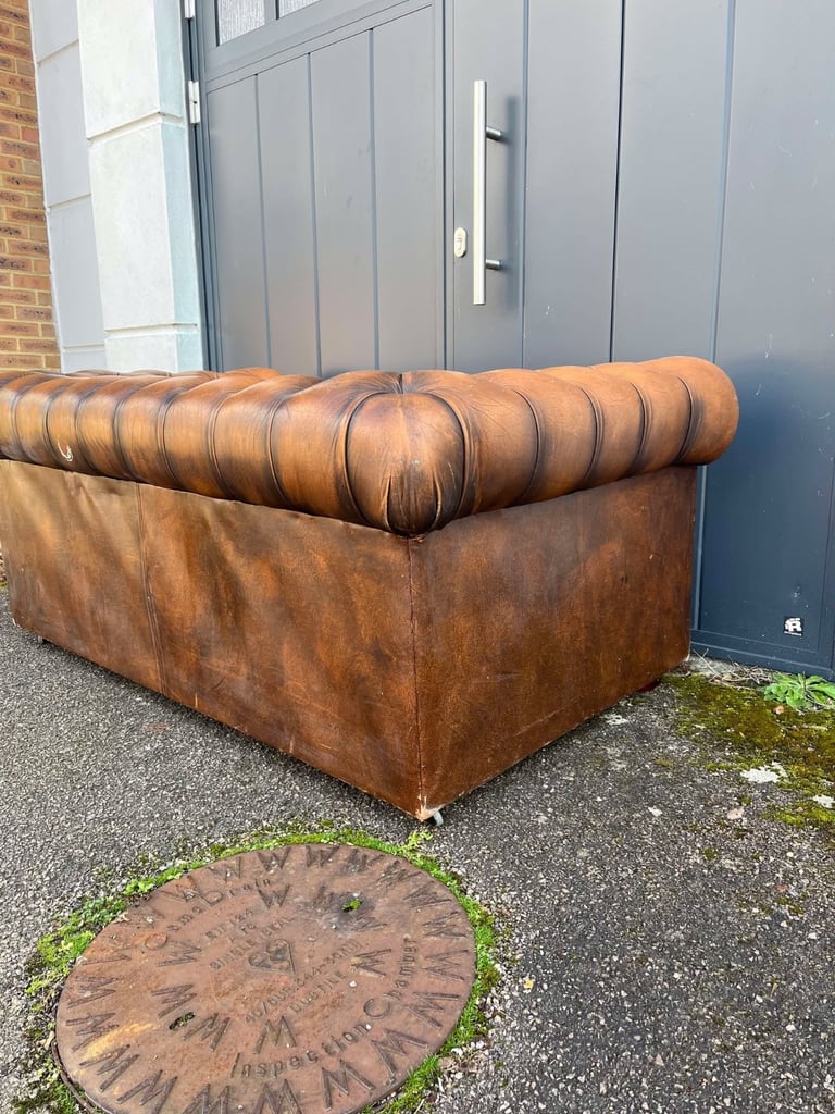 Stunning Fully buttoned Whisky Brown Leather Chesterfield 2-Seater Club Sofa