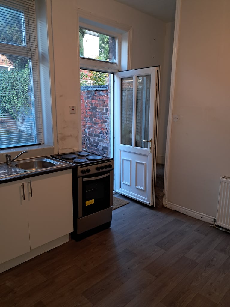 Two bedroom Entire House to Rent in Oldham Town Centre 