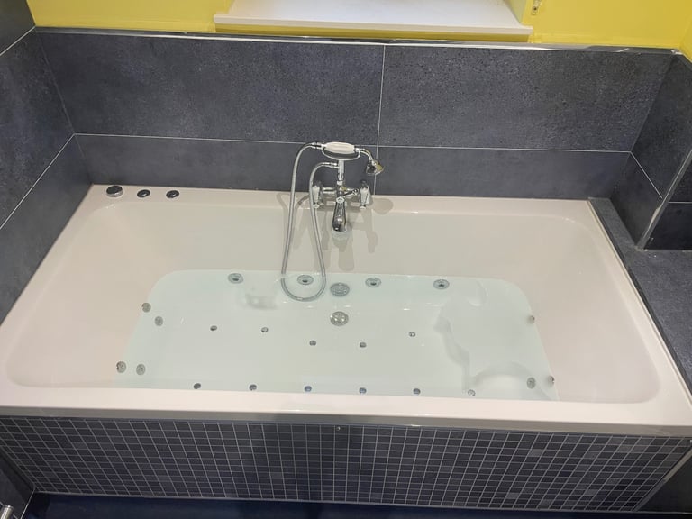 Whirlpool jet bath - hot tub jacuzzi - immaculate 