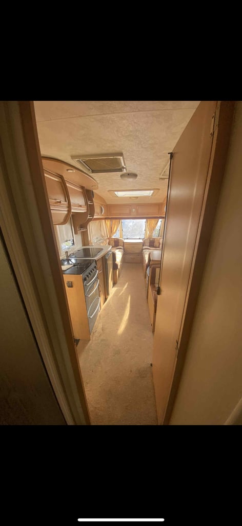 2005 COACHMAN VIP 520/4