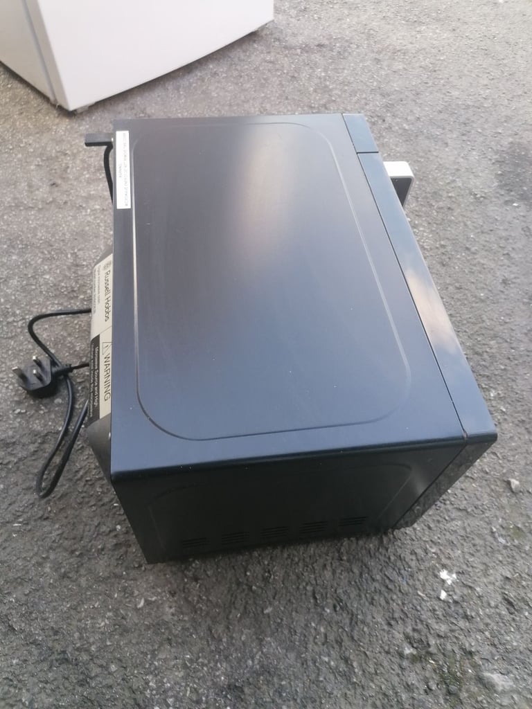 MICROWAVE RUSSELL HOBBS MICROWAVE RETAILS £146 WORKS WELL £50