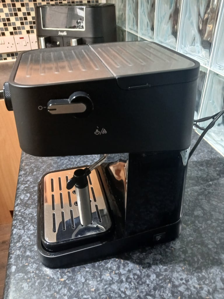 Nearly new Delonghi Coffee/ Cappuccino machine